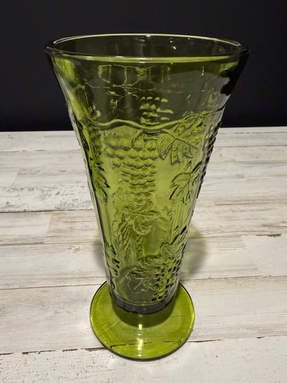 Vintage Indiana glass grape harvest footed flower vase. Mint condition!